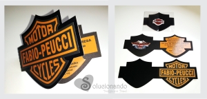 Convite no formato da Logo da Harley personalizado embalados em saquinhos plásticos com logo fazendo o fechamento.