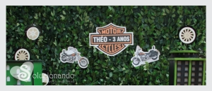 Detalhe da parede com o painel Logo Harley personalizada, Motos e Rodas.